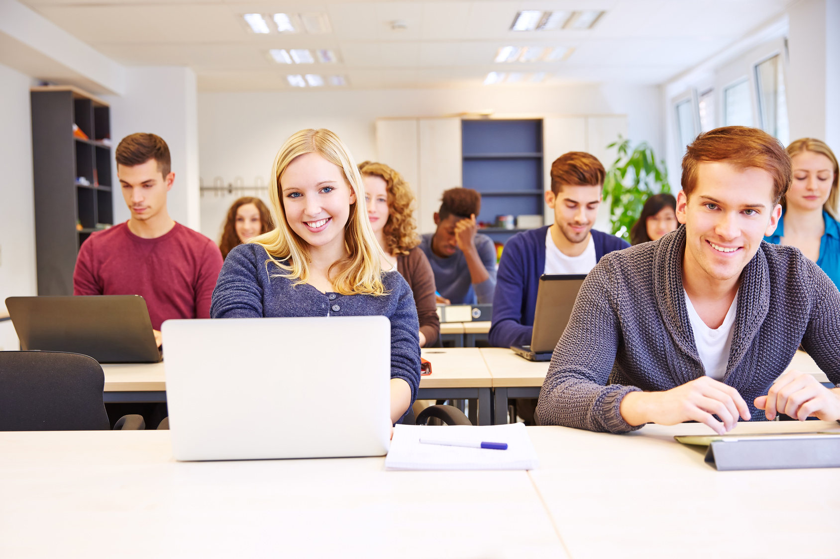 Studenten lernen mit Computer Studenten im Seminar lernen mit Computer in der Universität