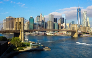 Blick auf Manhattan und die Brooklyn Bridge.